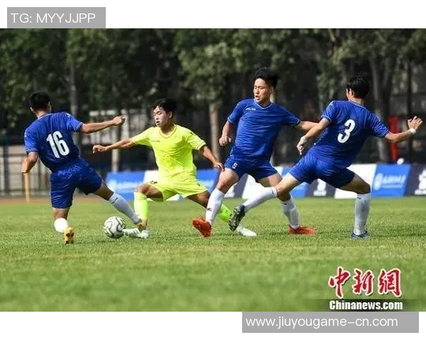 《绿茵场上的浪漫告白足球明星在赛场上为爱下跪求婚》 《绿茵场上的浪漫告白足球明星在赛场上为爱下跪求婚》