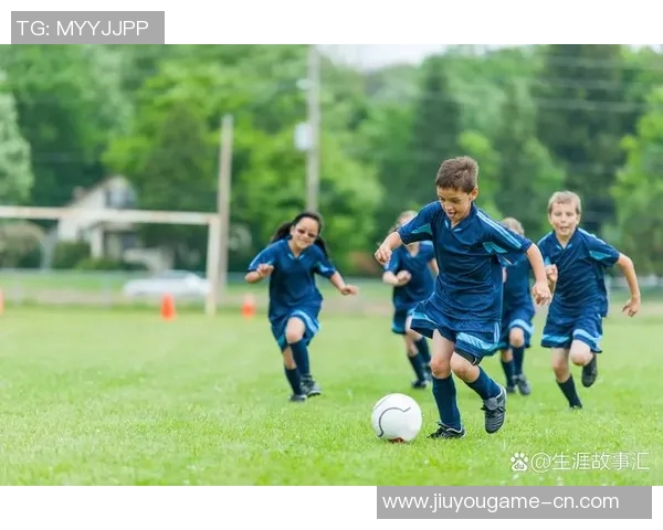 以足球场上因撞人而成为焦点的球员为中心的精彩故事解析